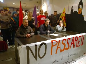 Els membres de l'Ateneu durant la lectura del manifest