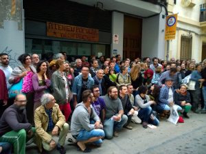 Els socis i simpatitzants de l'Ateneu a la porta de l'entitat