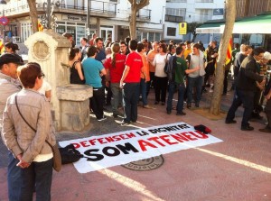 Els manifestants preparant-se a la plaça del pou vedre