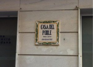 La placa a l'edifici del carrer Nou