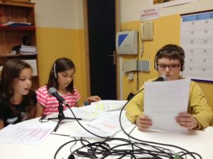 Els alumnes del taller en plena locució