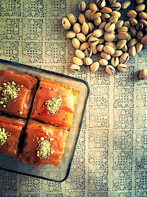 El Baklava es fa amb pasta de full, fruits secs i almívar aromatitzat