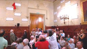 L'alcalde i David Jou descobrint la placa