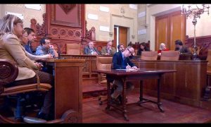 L'alcalde en el moment de la signatura