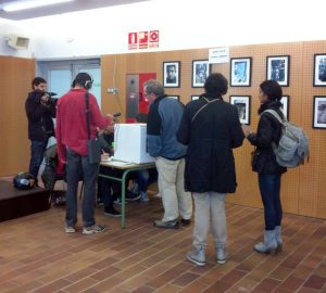 Els primers votants a l'IES J.R.Benaprés