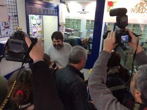 L'administrador Jordi Roig  atenent als mitjans