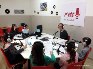 L'alcalde entrevistat pels alumnes del taller de ràdio