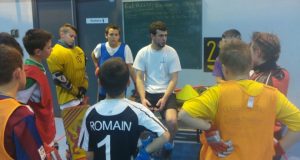 Bruno Fañanas amb els joves jugadors del HR Aix Les Bains (Foto L'Eco de Sitges)