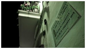 La placa commemorativa a la façana de Can Panyella