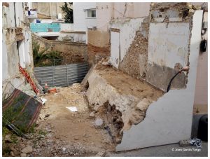 El solar amb les restes de la muralla