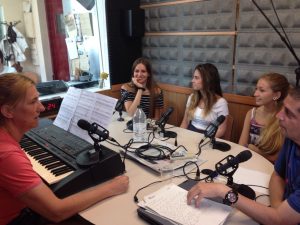 Les tres joves cantants acompanyades al teclat per Alejandra Villar