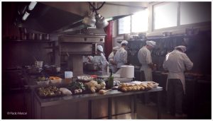 La cuina en plena activitat