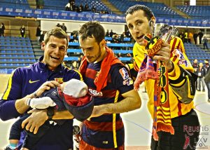 Erik Roqueta, celebrant la Copa del Rei, amb els jugadors Barroso i Egurrola (Foto Luís Velasco Hevia)