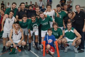 Els jugadors i cos tècnic mostrant satisfets, tot i la derrota, el trofeu de sotscampions de Catalunya (Foto Bàsquet Sitges)