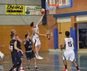 Roger Saladié (18 punts) entrant a cistella en el partit davant el CB Valls (Foto Bàsquet Sitges)