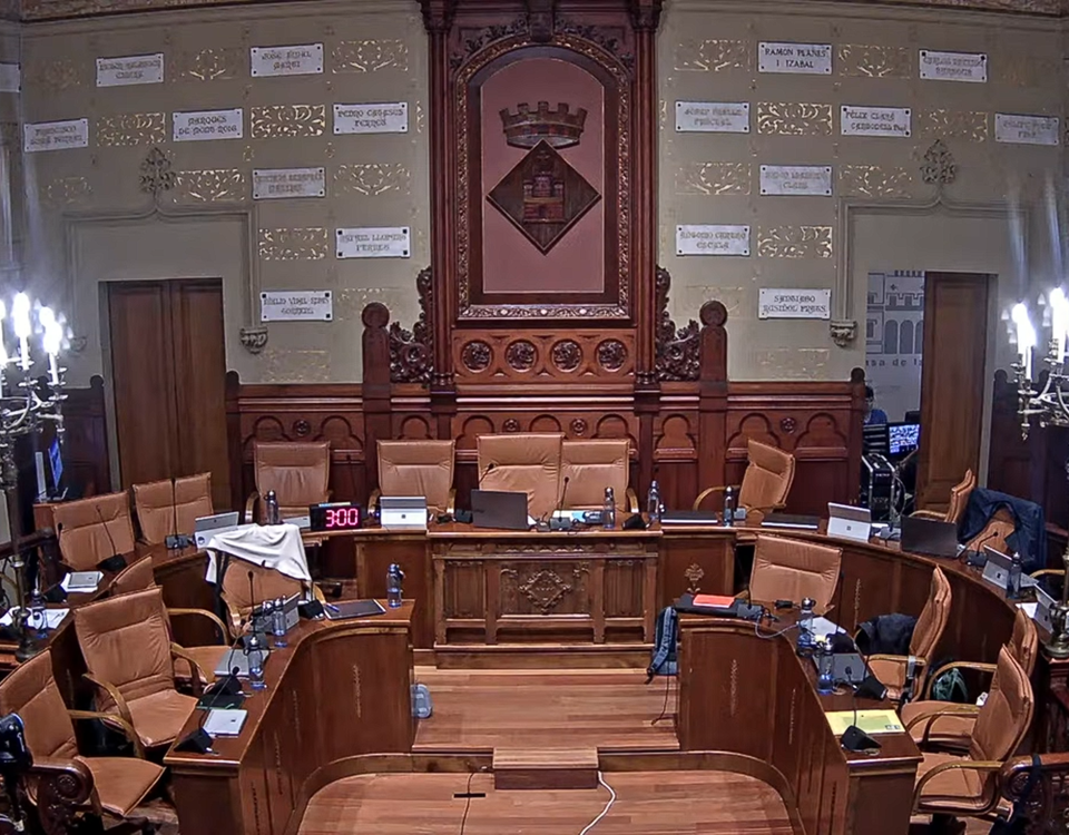 Les reivindicacions policials i el dol per la tragèdia de l'AVE marquen el ple d'octubre que aprova per unanimitat les obres a l'escola Utrillo
