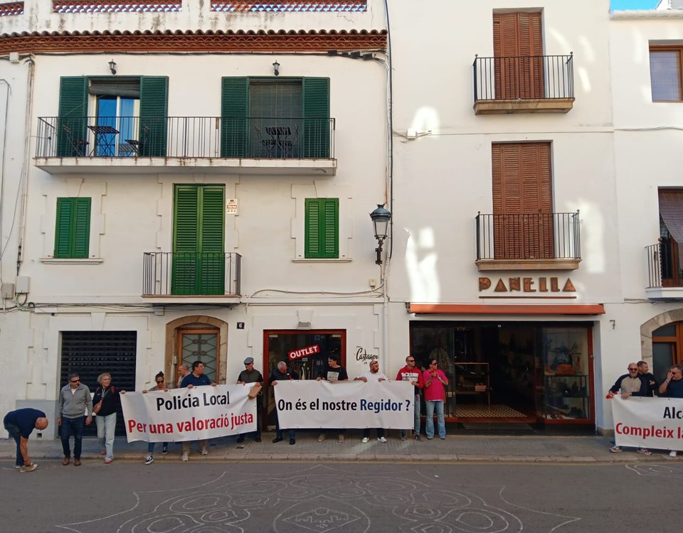 La protesta dels sindicats policials per la millora de les condicions salarials altera la celebració del ple d'octubre. Així estan les coses entre govern i policies